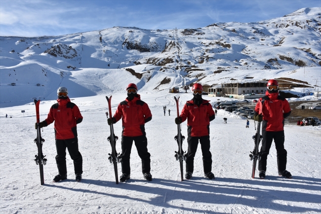 JAK timleri Hakkari'de kayakseverlerin güvenliği için nöbete